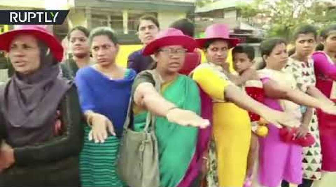 Millions of women make 620-km human chain in India