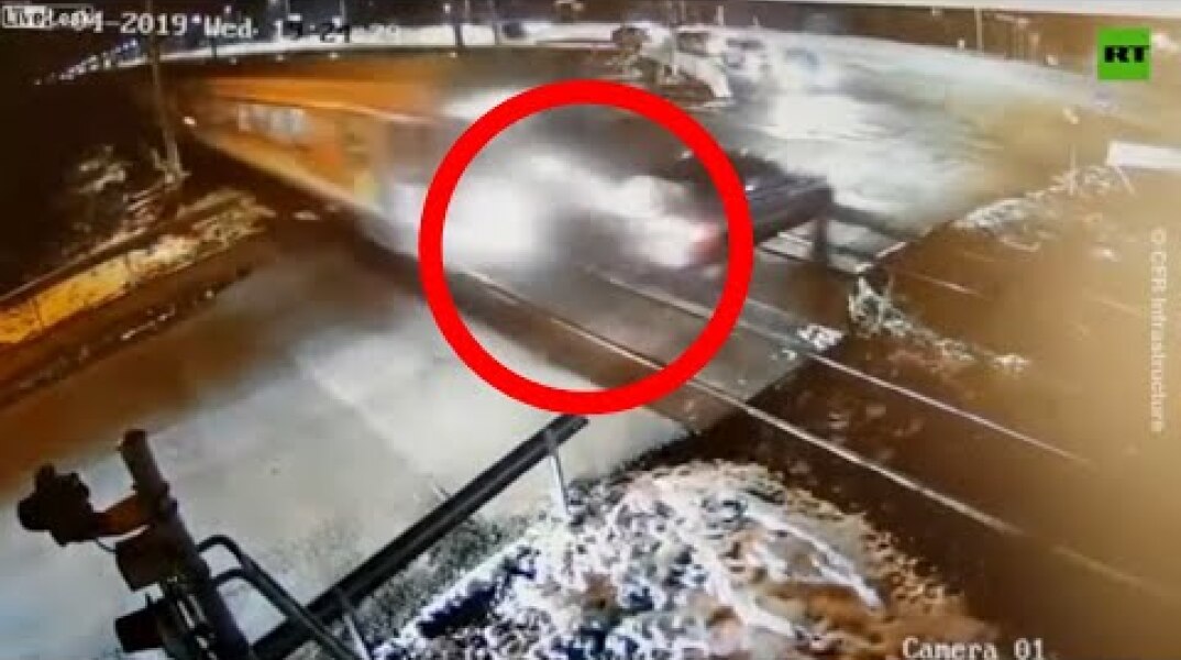 Some kind of stunt? Driver crosses railway RIGHT before train