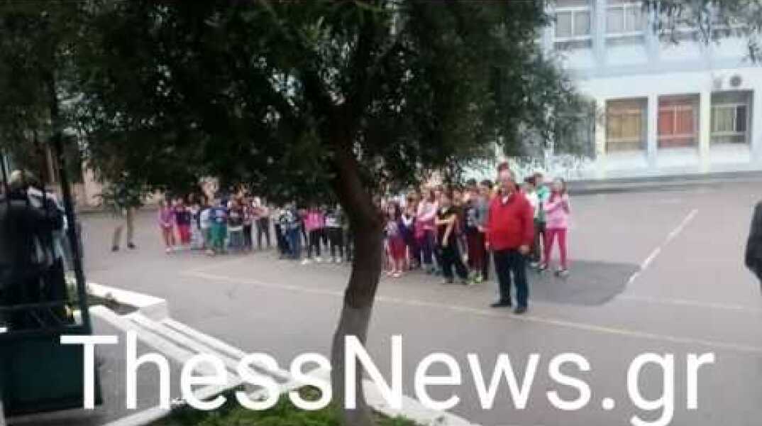 THESSNEWS: Ελληνόπουλα υποδέχθηκαν με χειροκροτήματα τα προσφυγόπουλα