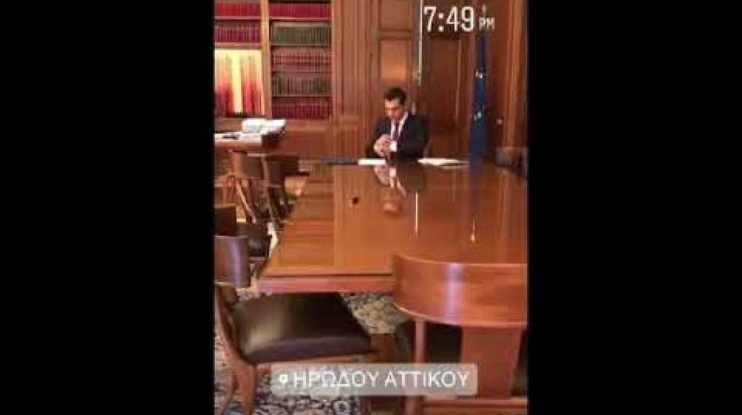 Η στιγμή που ο Τσίπρας φορά τη γραβάτα στο Μαξίμου