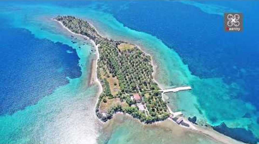 Το περίεργο νησί «κιθάρα» που ερωτεύτηκαν οι Μπιτλς, μια ώρα από την Αθήνα Beatles, Island Drone