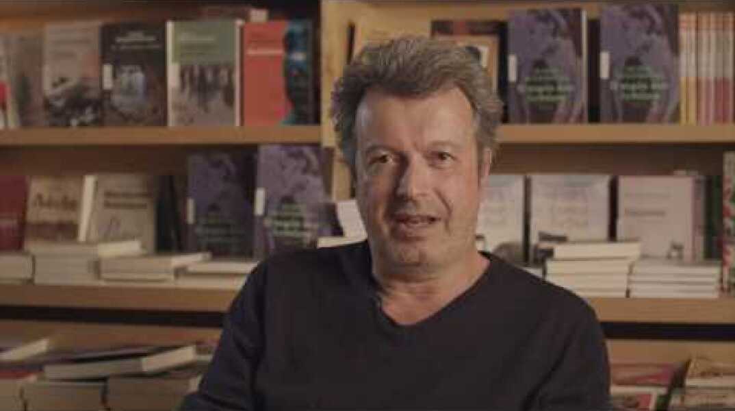 Ο Πέτρος Τατσόπουλος μας συστήνει το νέο του μυθιστόρημα «Η κυρία που λυπάται»