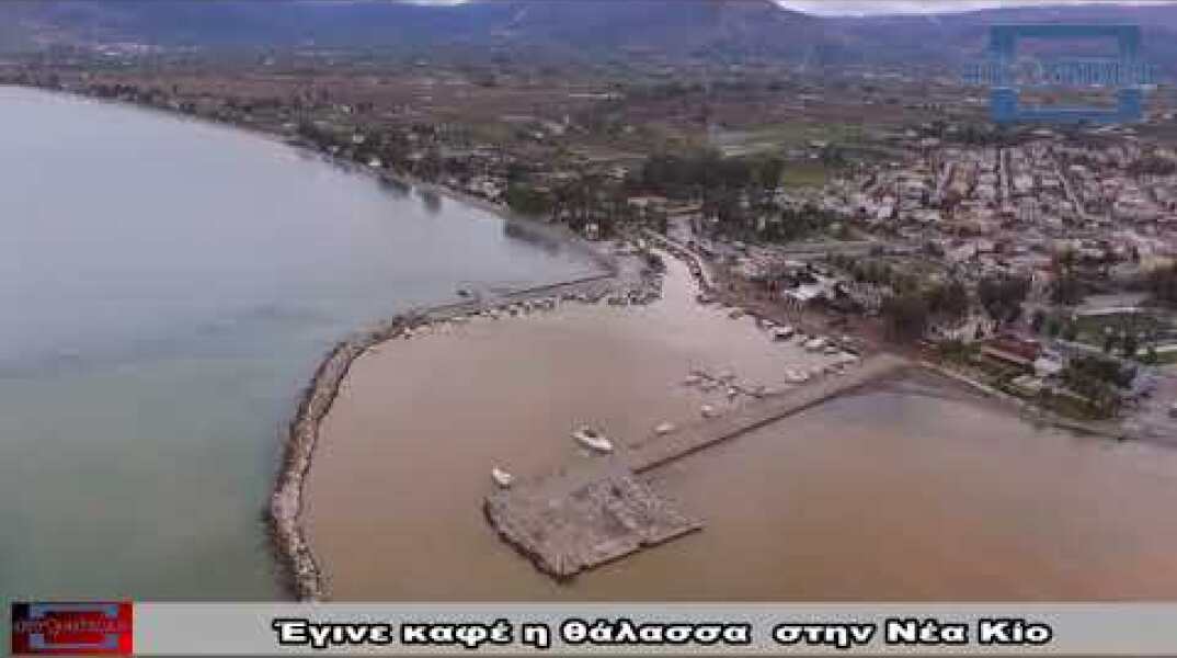 Έγινε καφέ η θάλασσα  στην Νέα Κίο