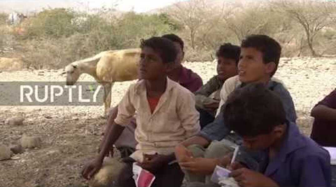 Yemen: Displaced schoolkids take classes under trees in war-torn country