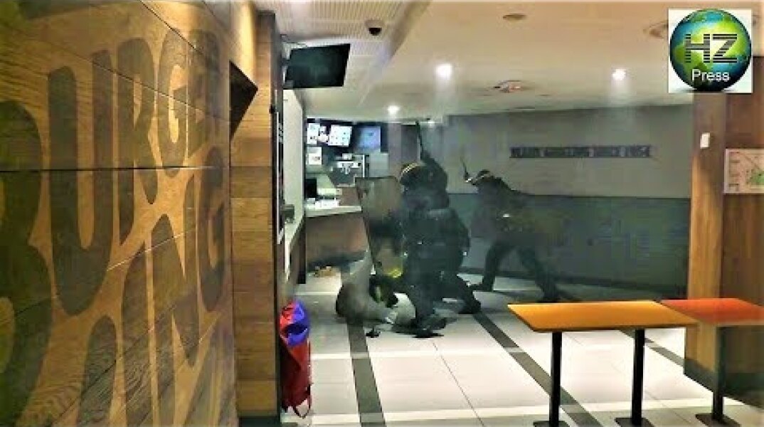 Des Gilets jaunes se font violemment matraquer dans un Burger King av. de Wagram - Paris -1 déc.2018