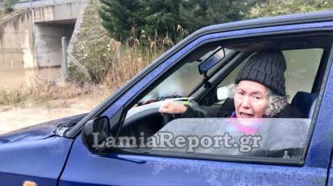 LamiaReport.gr: Έμεινε με το αυτοκίνητο σε πλημμυρισμένο δρόμο