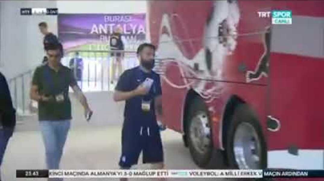 Yunan Futbolcu Yanlışlıkla Türkiye A Milli Takım Otobüsüne Bindi