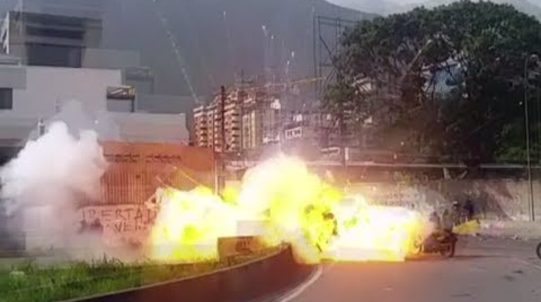 GRAPHIC: 7 injured as roadside explosion hits national guard unit in Venezuela