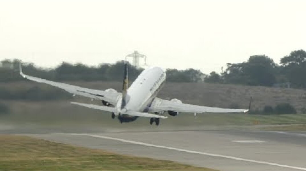 Storm Ali blows Ryanair plane into "Irish jig" takeoff