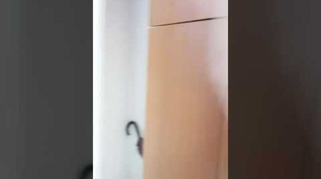 Η στιγμή της επίθεσης στα γραφεία της Athens Voice 4/7/2019