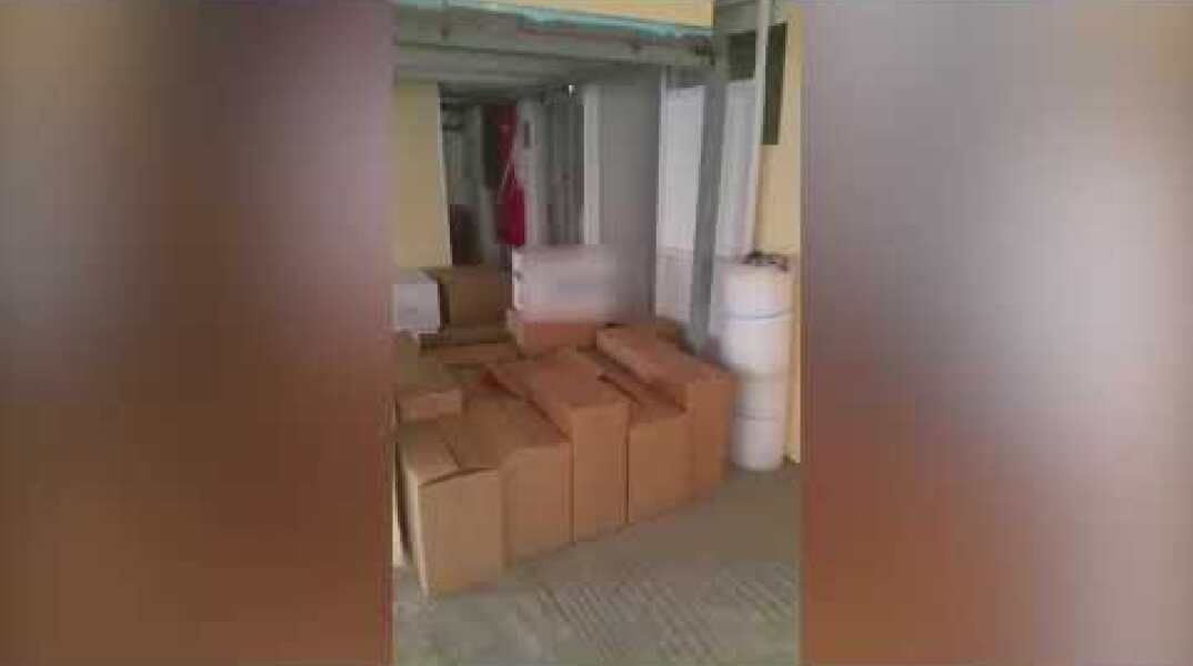 Εντοπισμός αποθήκης με πακέτα λαθραίων τσιγάρων στα Καμίνια