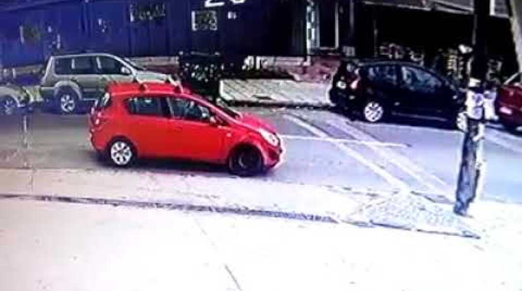 Με Opel Corsa εγκατέλειψε τον σκύλο της στην οδό Σοφούλη στην Καλαμαριά Θεσσαλονίκης 26-11-2017