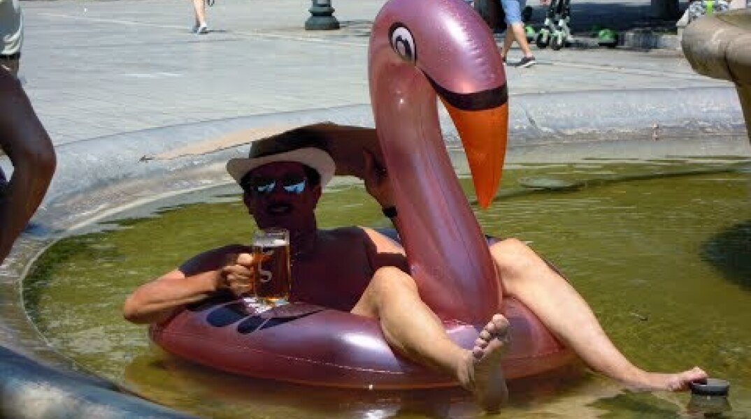 ΑΘΗΝΑ: Σύνταγμα | Άνδρας δεν άντεξε τον καύσωνα & μπήκε μέσα στο συντριβάνι! | Photos - (27.7.2019)