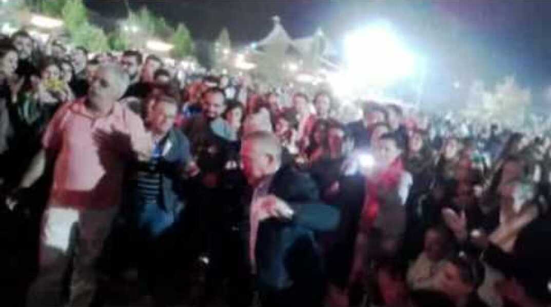 Ο Θανάσης Παφίλης χορεύει Ζεϊμπέκικο στο 42ο Φεστιβάλ της ΚΝΕ 24 9 16