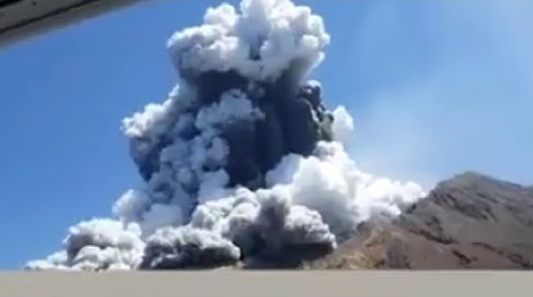 VOLCANIC ERUPTION on popular White Island, New Zealand!!!