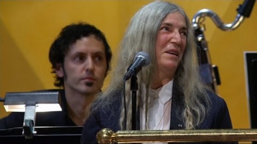 Patti Smith stumbles midway through Nobel Prize performance