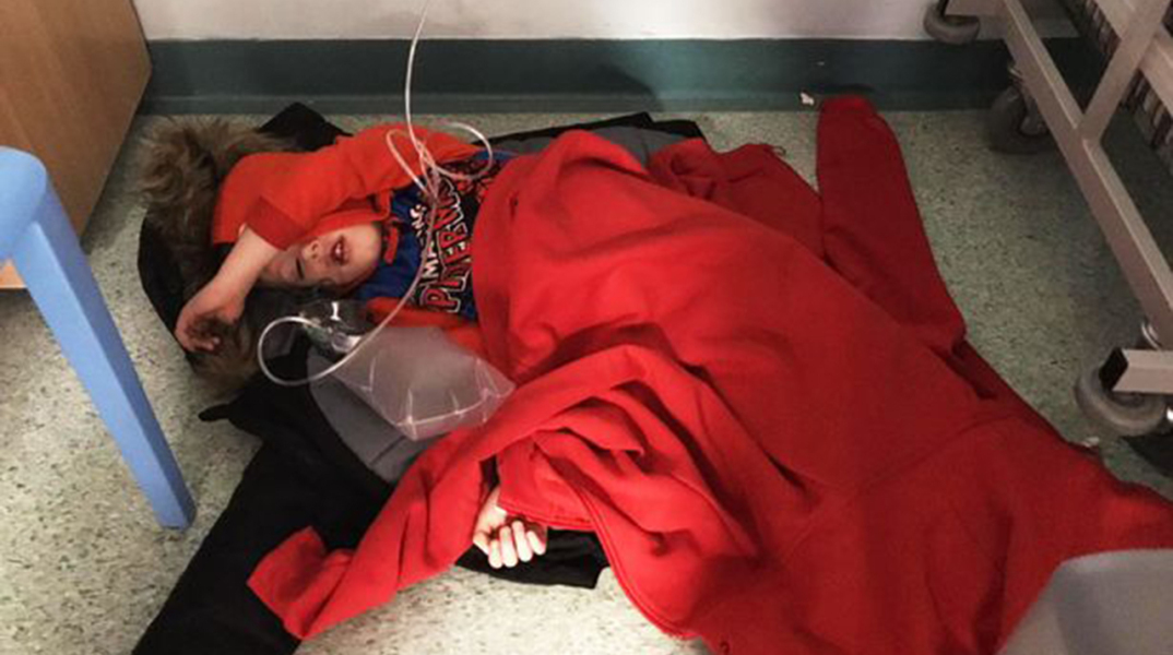 Παιδί 4 ετών στο πάτωμα βρετανικού νοσοκομείου 