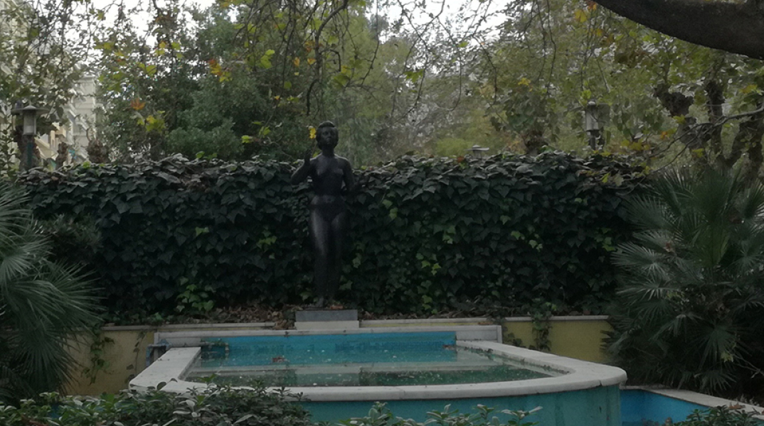 Κόρη σε έκσταση, έργο του Μιχάλη Τόμπρου