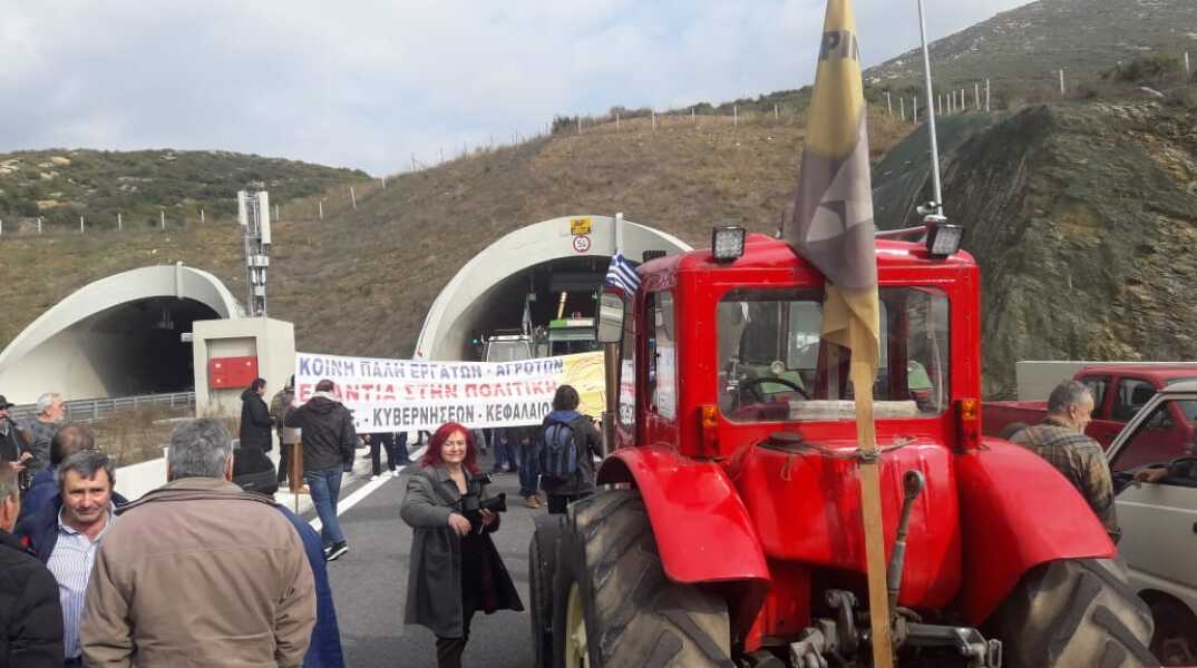 Οι αγρότες απέκλεισαν τα Τέμπη © larissanet.gr