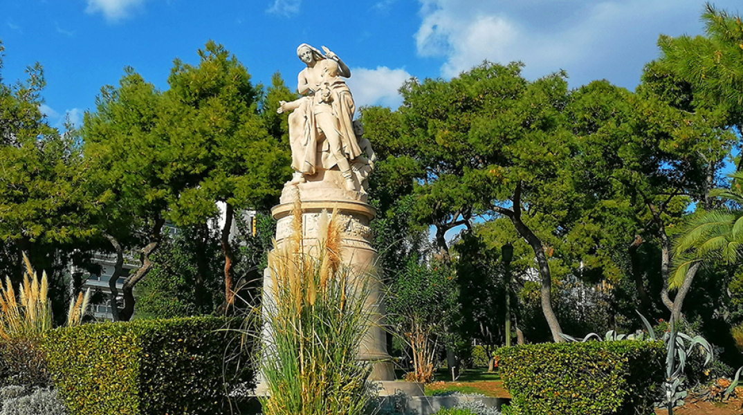 Η Ελλάς τον Βύρωνα, έργο των Henri Michel Antoine Chapu, Jean Alexandre Joseph Falquiere, και Λάζαρου Σώχου