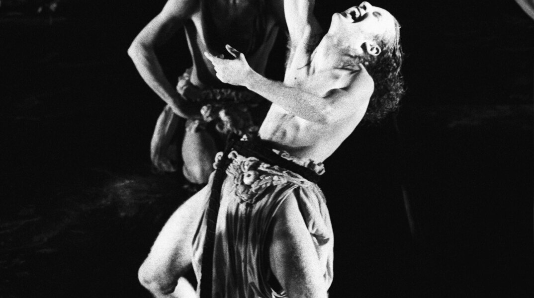 26.-dionysos-vasismeno-stis-vakhes-toy-eyripidi-kai-se-pro-kolomvianoys-mythoys-mpogkota-1998-teatro-de-la-casa-horhe-ivan-gkrisales-foto-giohanna-vemper.jpg