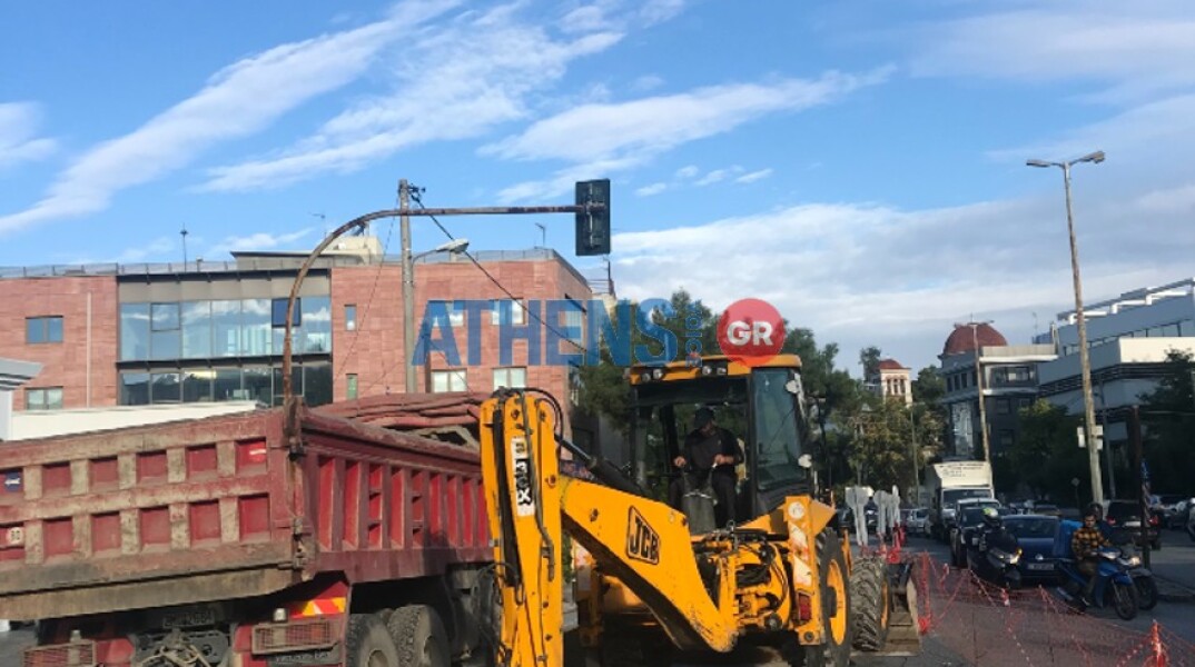 Εργασίες αποκατάστασης δρόμου στο Χαλάνδρι μετά την κακοκαιρία «Μπάλλος»