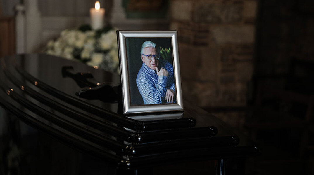 Σε λαϊκό προσκύνημα η σορός του Κώστα Βουτσά