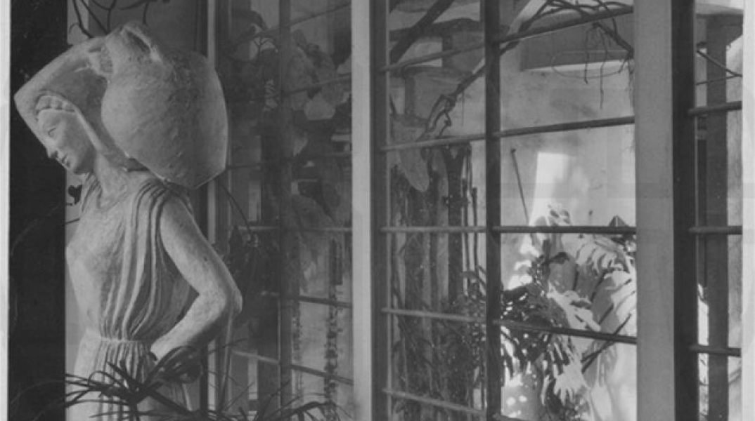 Οικία - Εργαστήριο της γλύπτριας Φ.Ευθυμιάδου, Τζαμαρία προς το αίθριο 1948 - 1949 ©Μουσείο Μπενάκη