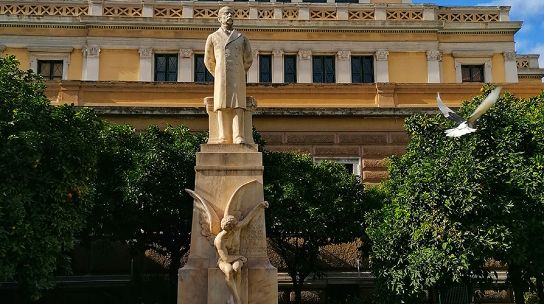 Ανδριάντας του Χαρίλαου Τρικούπη, έργου του Θωμά Θωμόπουλου