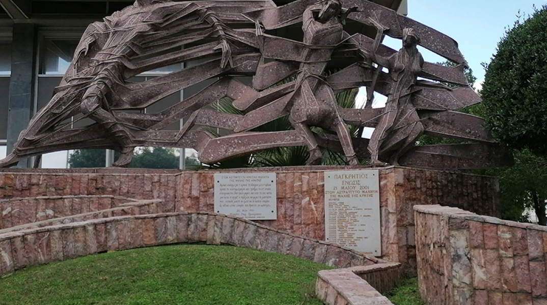 Στον αστράτευτο μαχητή της μάχης της Κρήτης, έργο του   Μανώλη Τζομπανάκη