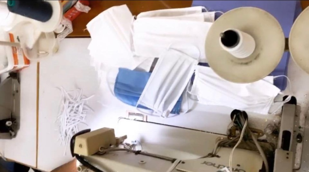 H oμάδα που κατασκευάζει μάσκες για δωρεά στα νοσοκομεία