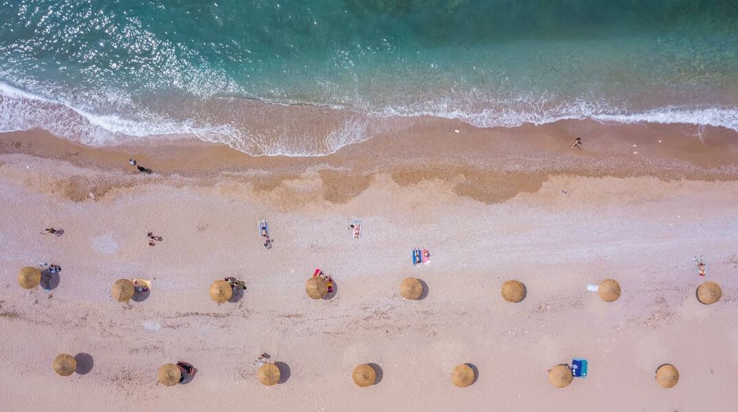 Η παραλία Γλυφάδας στην εποχή του κορωνοϊού