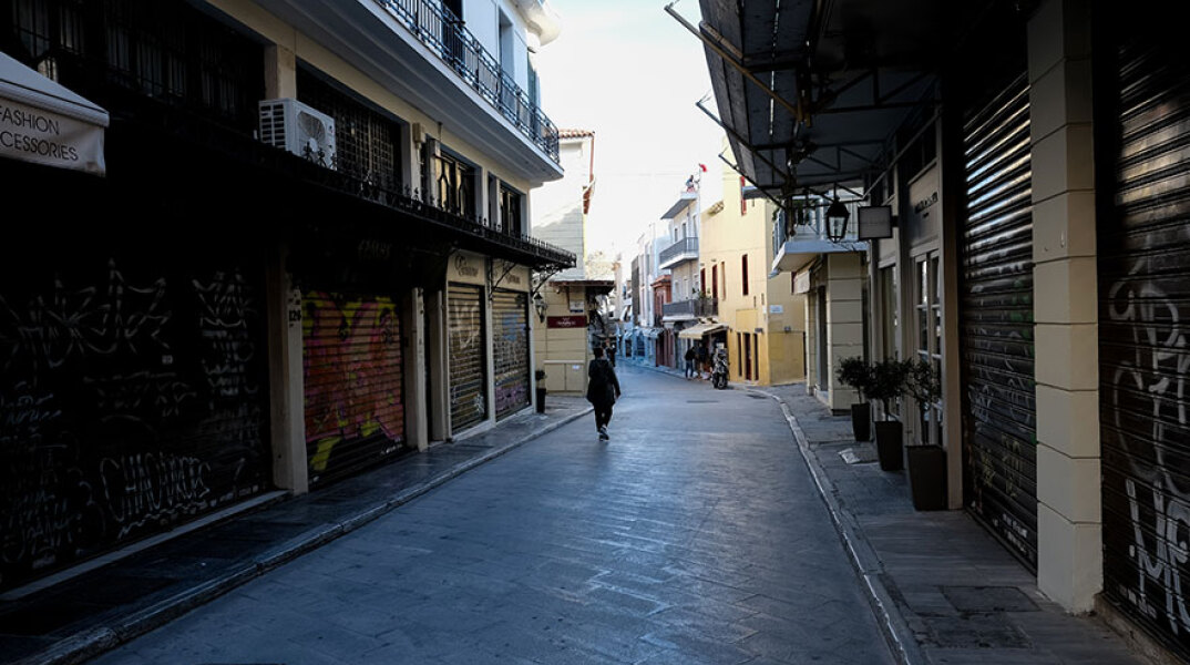 Άδεια η Πλάκα από κόσμο - Κλειστά τα καταστήματα 