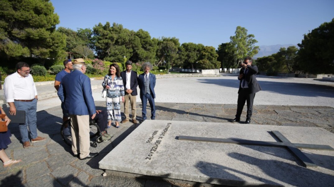 Φόρος τιμής στους Τάφους των Βενιζέλων. Διακρίνονται η Πρόεδρος της Επιτροπής «Ελλάδα 2021» Γιάννα Αγγελοπούλου-Δασκαλάκη, ο Δήμαρχος Χανίων Παναγιώτης Σημανδηράκης, ο Αντιδήμαρχος Πολιτισμού, ο Γενικός Διευθυντής του Μουσείου