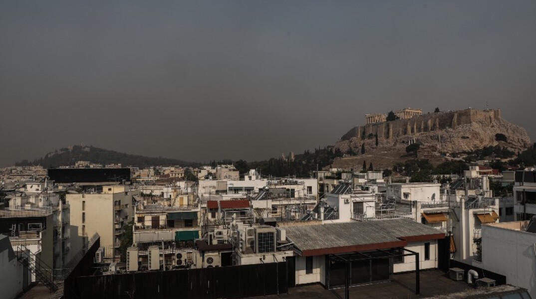 Βαρυμπόμπη: Καπνός και στάχτη στον ουρανό της Αθήνας (εικόνες)