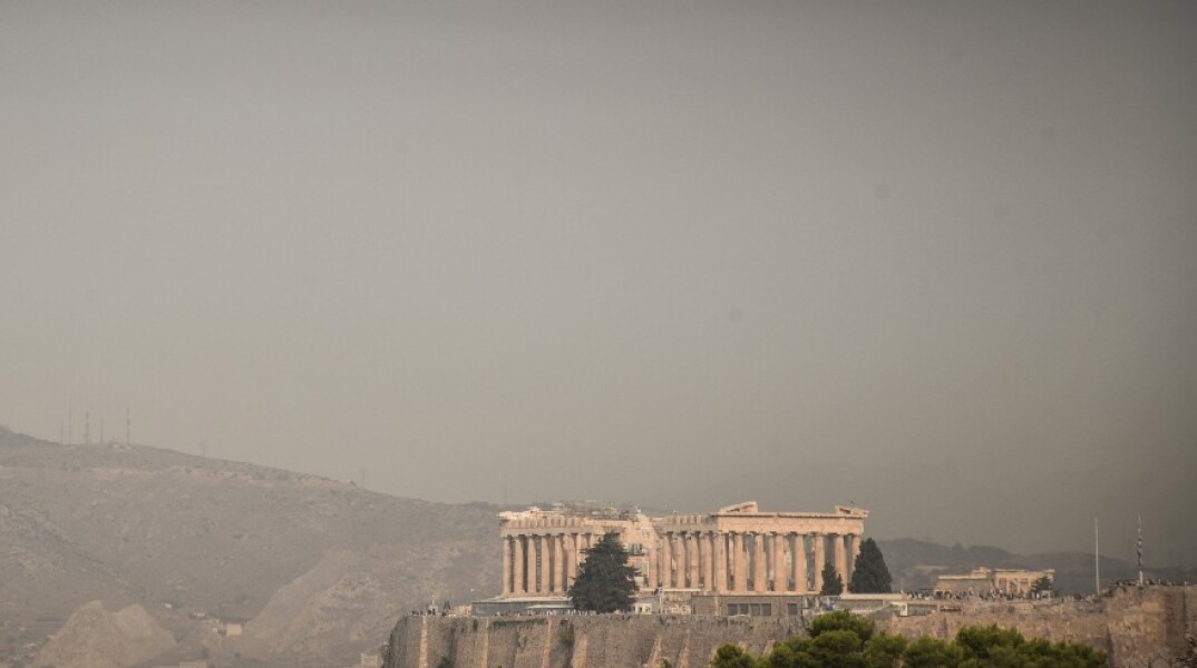 Αττική: Σύννεφο καπνού πάνω από το λεκανοπέδιο 