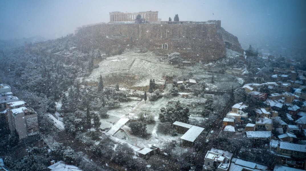 Η κακοκαιρία Ελπίδα και η χιονισμένη Ακρόπολη σε πέντε εντυπωσιακά κλικ
