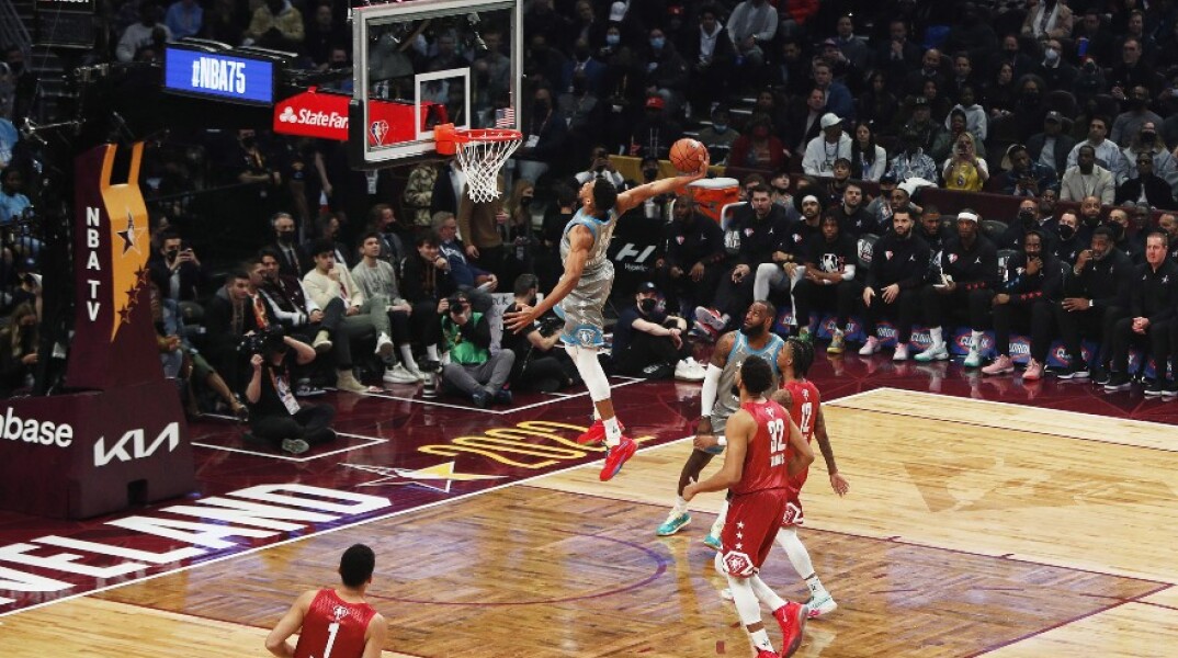 Ο Γιάννης Αντετοκούνμπο σε κάρφωμα στο All Star Game του NBA