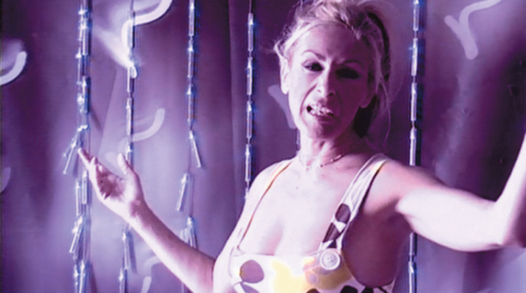 Έφη Σαρρή, «Σταυρώστε με, σταυρώστε με! Στα χέρια σας σηκώστε με!»