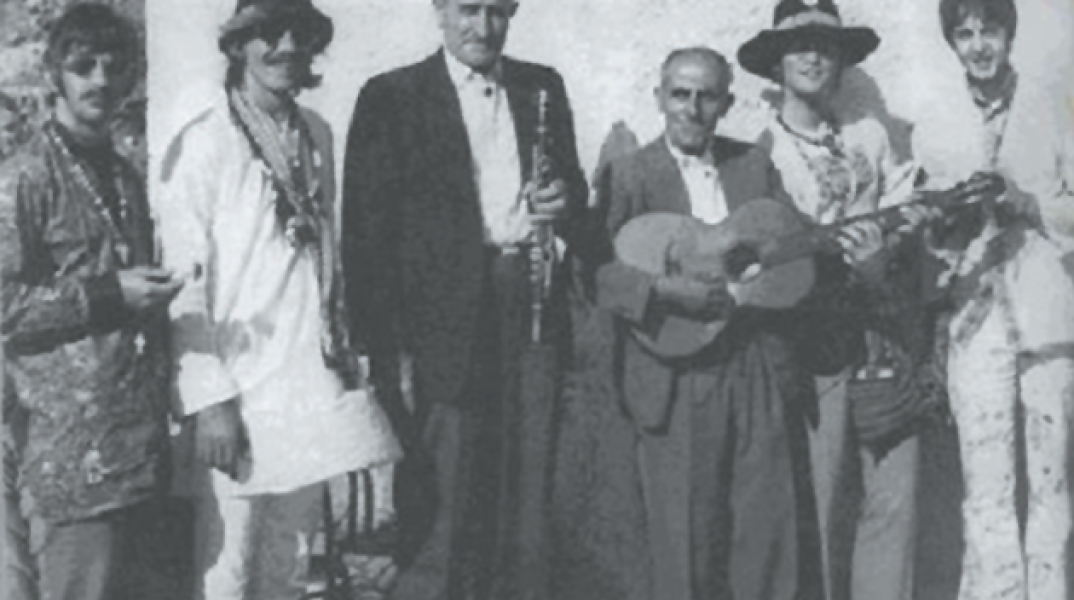 Oι γνωστοί Παγκρατιώτες οργανοπαίχτες Nώντας (κλαρίνο) και Mηνάς (κιθάρα) με κάτι Άγγλους θαυμαστές τους στο Άλσος Παγκρατίου την Άνοιξη του 1965