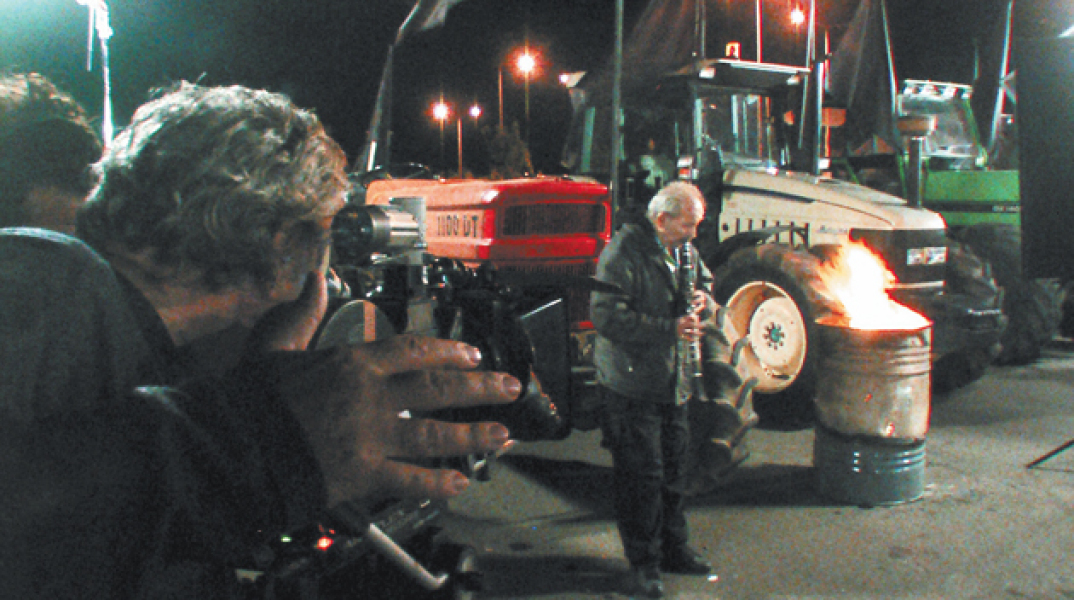 Σκηνές από τα γυρίσματα, ο Νίκος Παναγιωτόπουλος πίσω από την κάμερα και ο Δημήτρης Πουλικάκος.