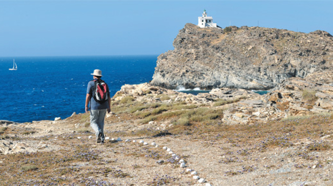 Ο Κ.Ζ. στο Πάρκο των Βράχων. Στο βάθος ο φάρος του Κόρακα.