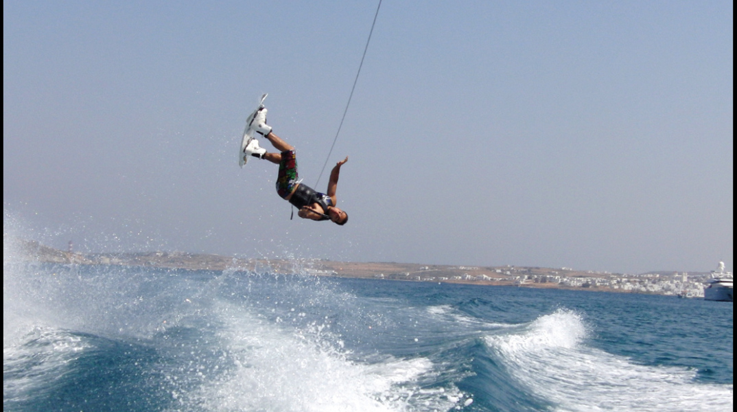 Ο Kώστας Παπαθανασίου πετάει χαμηλά