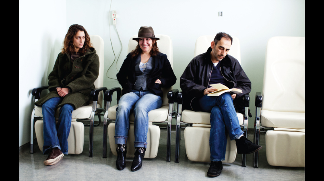 Η Αθηνά Τσαγγάρη ανάμεσα στους πρωταγωνιστές της ταινίας της, Αριάν Λαμπέντ και Βαγγέλη Μουρίκη