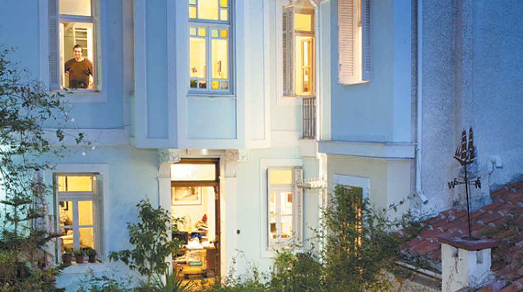 Ο Σταύρος Πετσόπουλος στο πολύ ωραίο οίκημα που στεγάζει τις εκδόσεις Άγρα