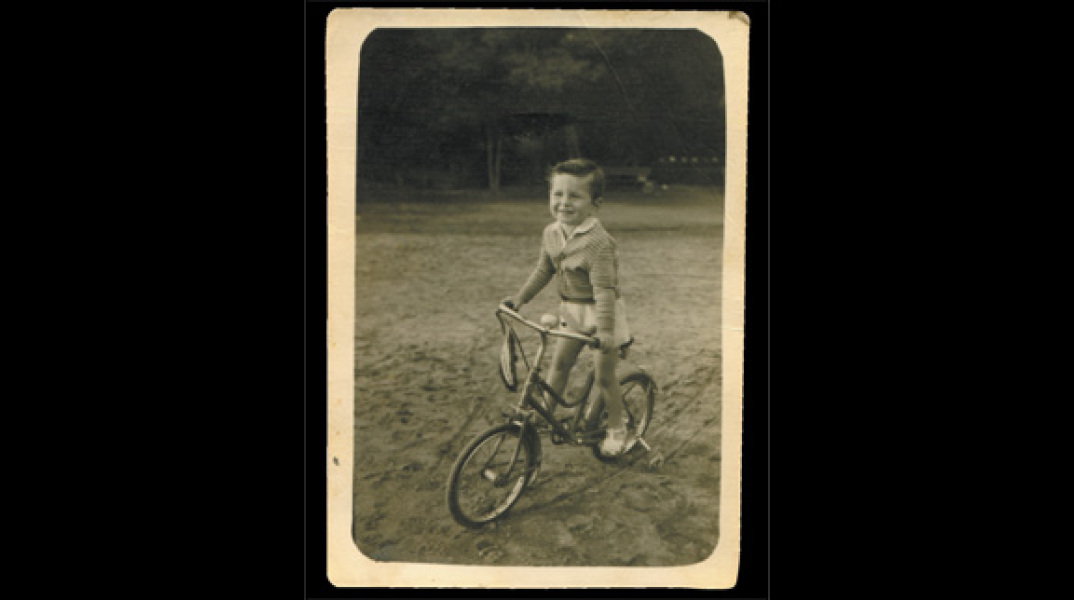 Ο Σπύρος Βούγιας σε ηλικία 4 ετών στο πάρκο του Λευκού Πύργου, Θεσσαλονίκη