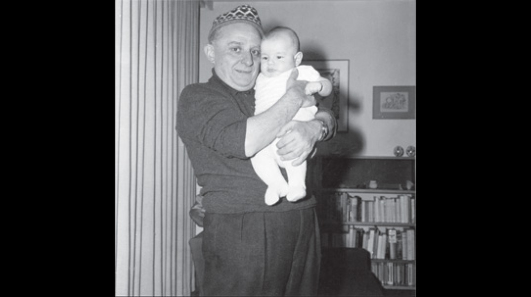 Ο Νίκος Καββαδίας κρατάει αγκαλιά τον Φίλιππο, γιο της ανιψιάς του Έλγκας