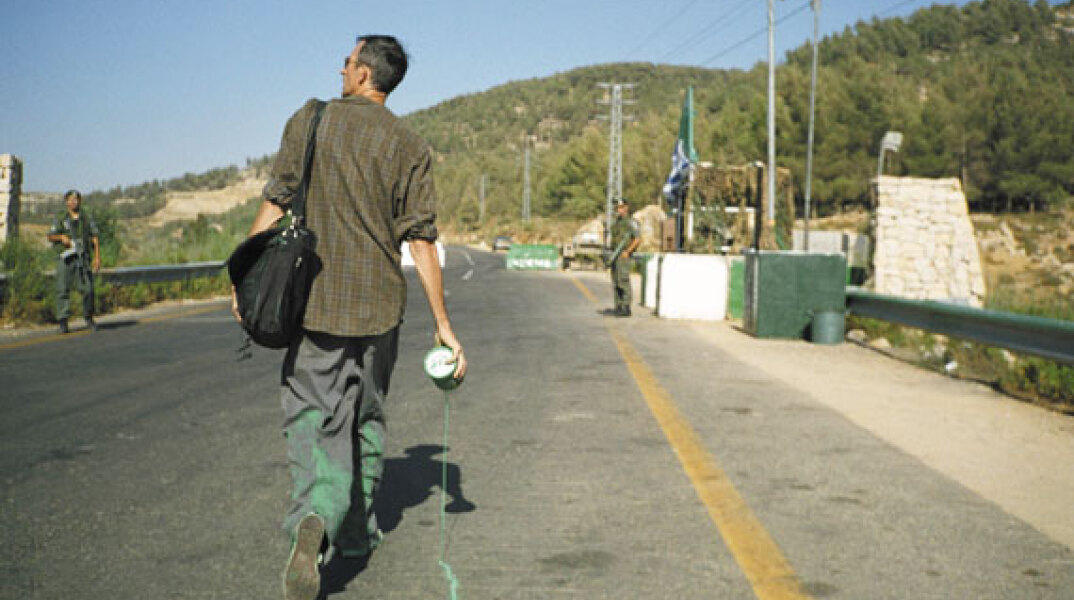 Francis Alys, «The Green Line» (Sometimes doing something poetic can become political and sometimes doing something political can become poetic), 2005. Courtesy: David Zwirner, New York.