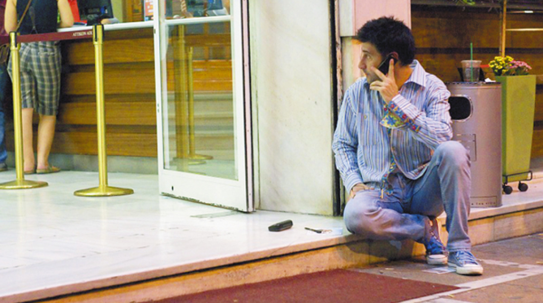 Ο Ορέστης Ανδρεαδάκης –για λίγο καιρό ξαποσταίνει– στην είσοδο του Αττικού