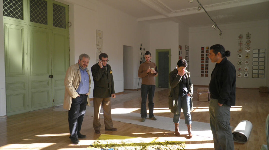 Η παρέα των πέντε εμπνευστών του Camp! στον εκθεσιακό χώρο του κτιρίου